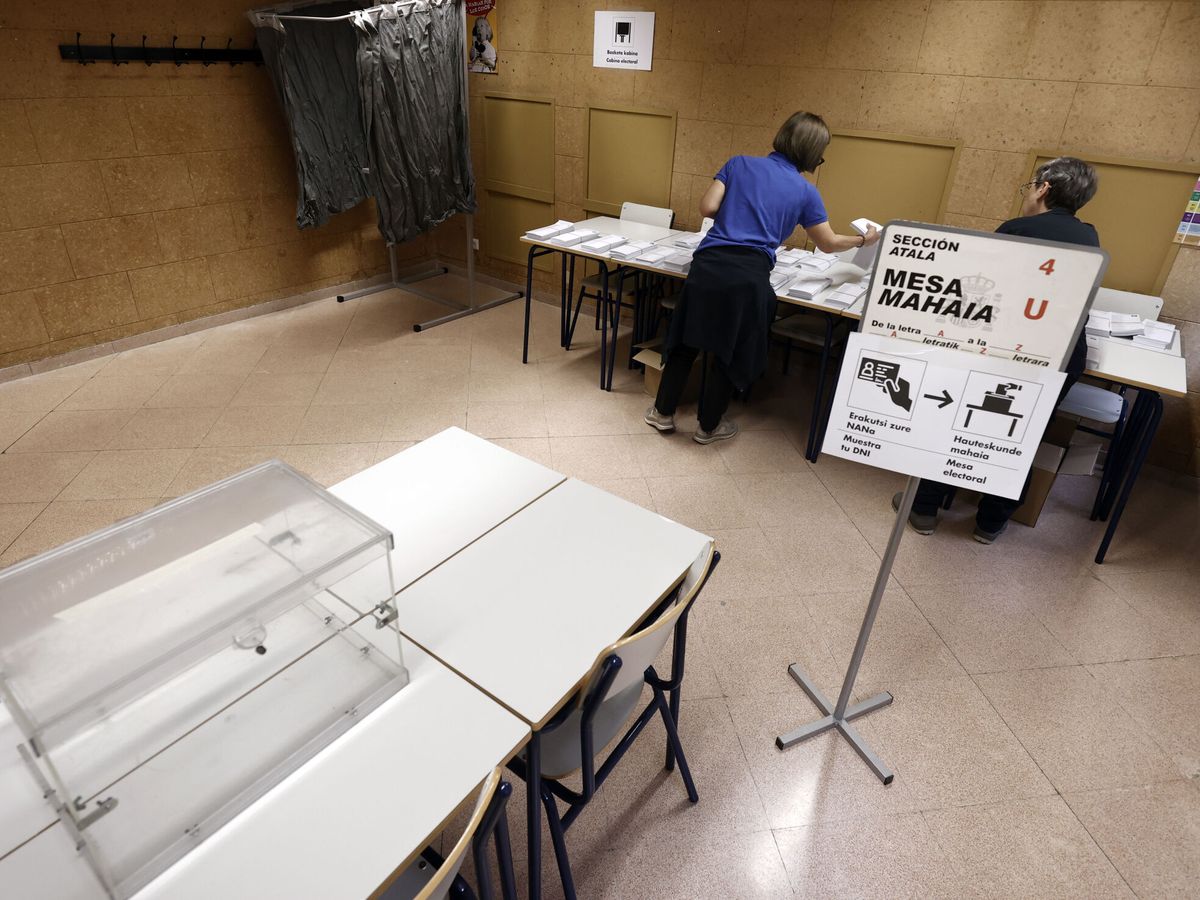 Foto: Colocacion de mesas electorales en Pamplona con motivo de las elecciones europeas. (EFE/Jesús Diges)