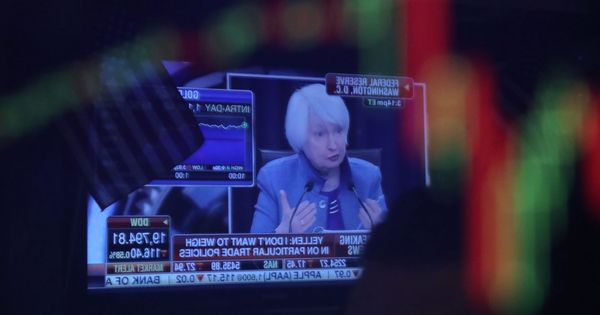 Foto: La presidenta de la Reserva Federal (Fed) de EEUU, Janet Yellen, en las pantallas de la bolsa de Nueva York. (EFE)
