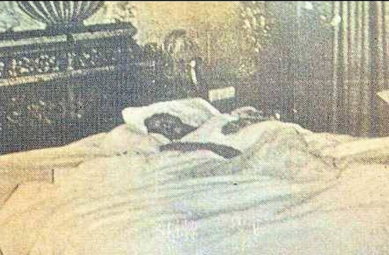 Imagen del marqués de Urquijo fallecido en su cama