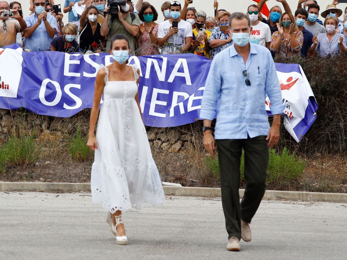 Los reyes Felipe y Letizia a su llegada a la Cooperativa Insular Ganadera (COINGA) en Menorca. (EFE)