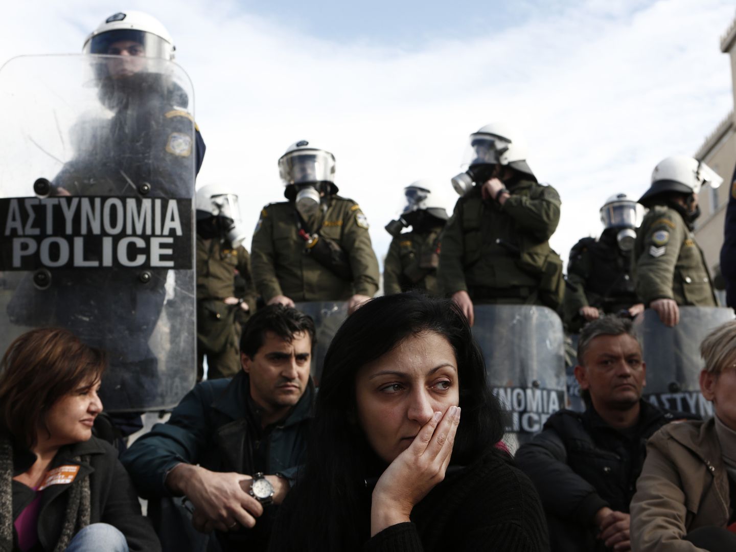 Trabajadores municipales de Atenas protestan contra los recortes exigidos por líderes internacionales (Reuters). 