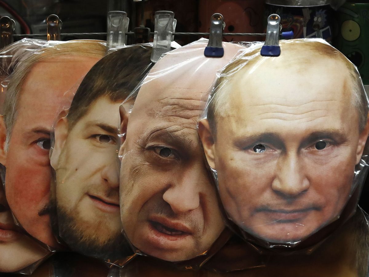 Foto: Caretas de Vladimir Putin, Yeugeny Prigozhin, Ramzan Kadyrov y Alexander Lukashenko en un mercado de San Petersburgo. (EFE)