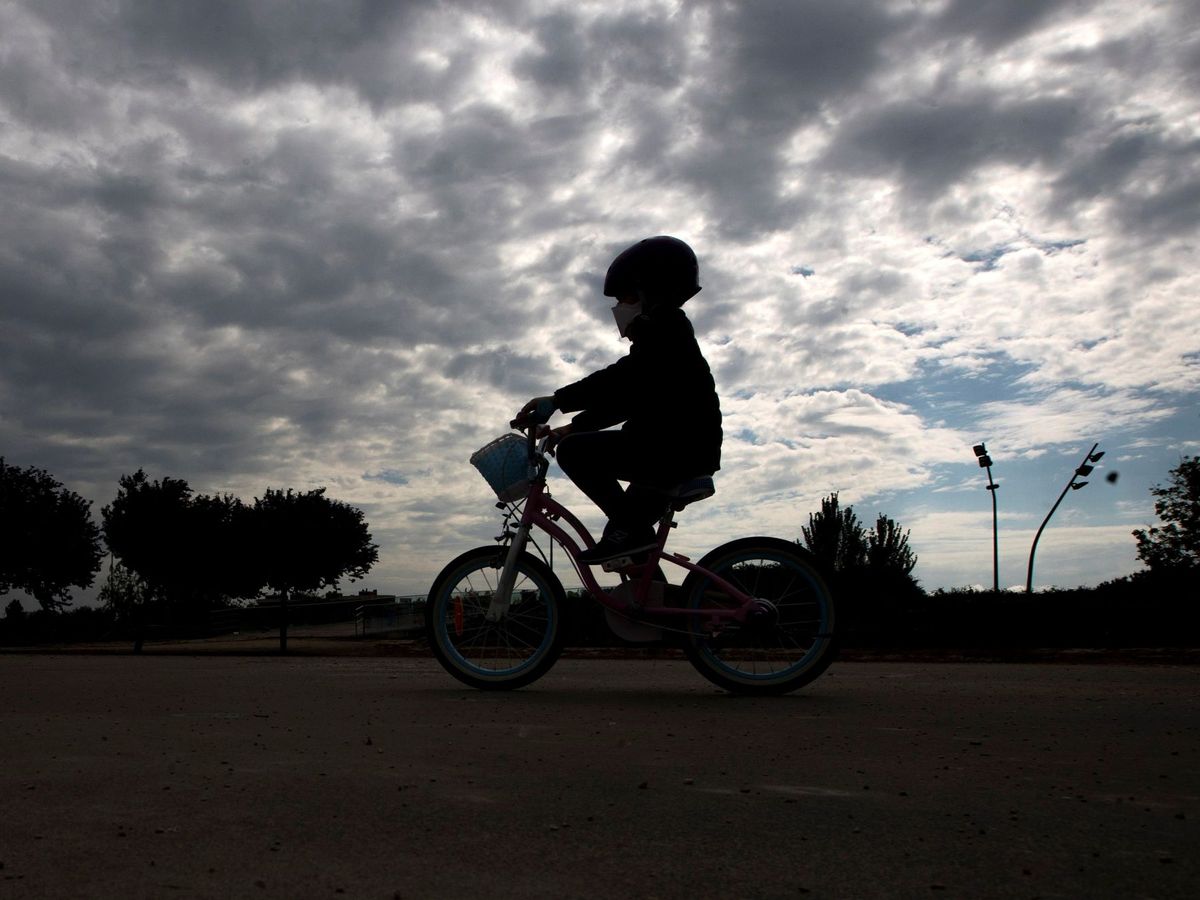Foto: Un niño monta en bici en Zaragoza. (EFE)
