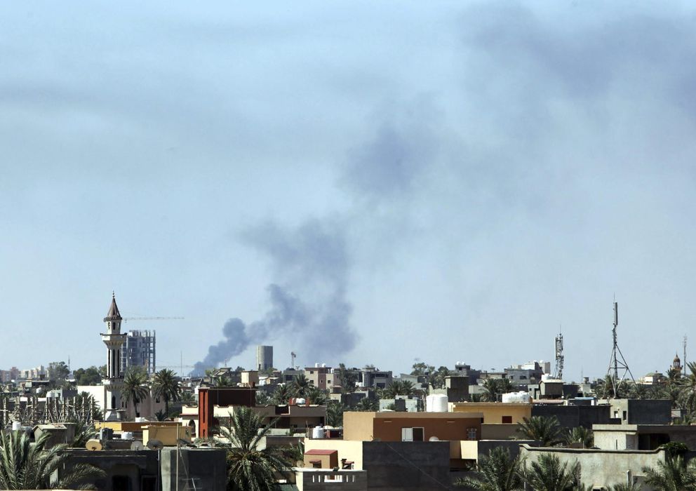 Foto: Columnas de humo cerca del aeropuerto internacional de Tripoli. (Efe)