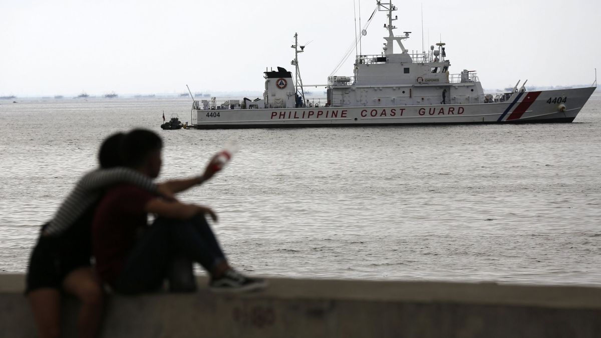 Un barco con 251 personas a bordo naufraga en la costa oriental de Filipinas