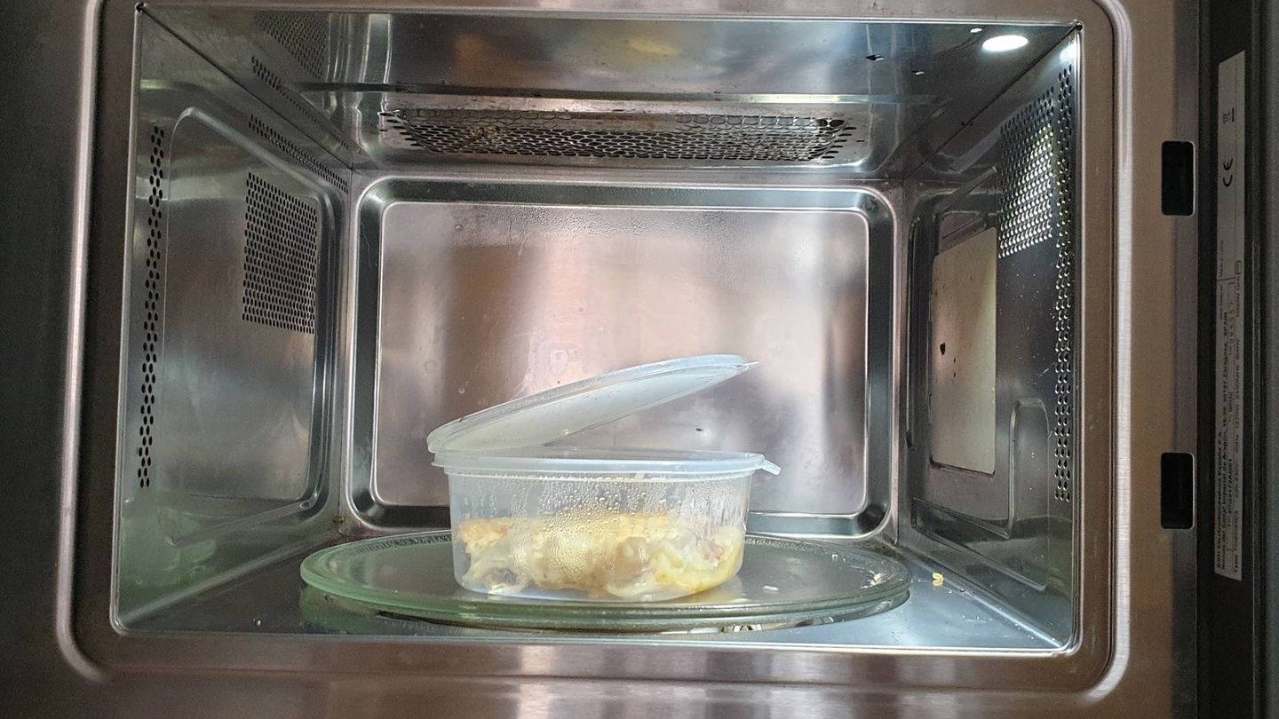 Es utilizar plásticos en el microondas? Te expones estos riesgos