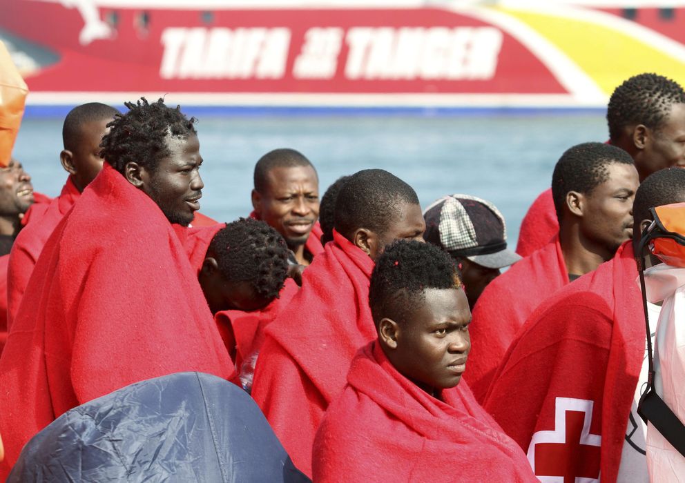 Foto: Varios inmigrantes rescatados por Salvamento Marítimo cuando viajaban hacia las costas de Cádiz. (EFE)