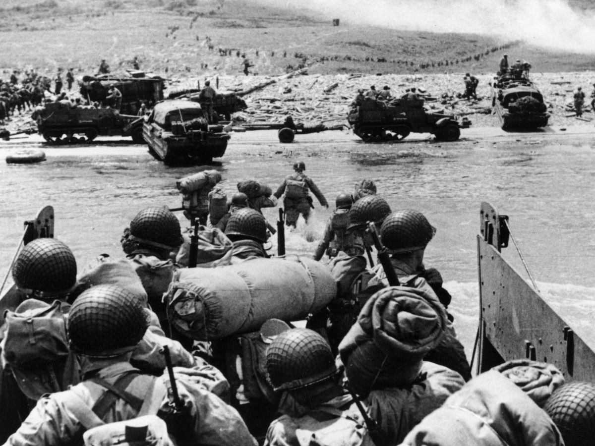 Foto: Las tropas americanas un día después del día 'D'. (Fox Photos/Hulton Archive/Getty Images)