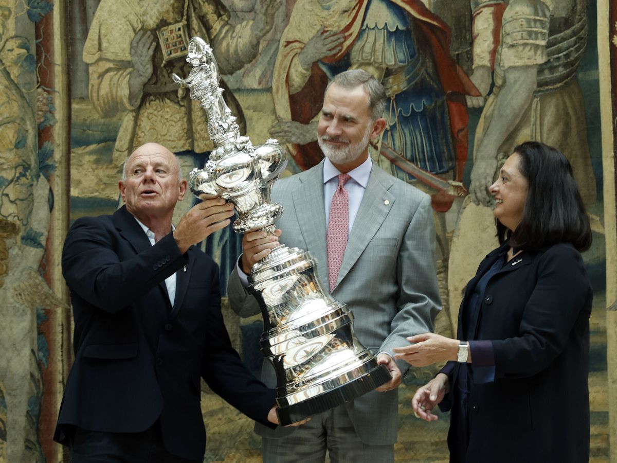 Foto: El rey Felipe VI junto a Grant Dalton y Aurora Catà. (EFE/Toni Albir)
