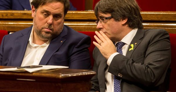 Foto: Carles Puigdemont y Oriol Junqueras, en el Parlament. (EFE)