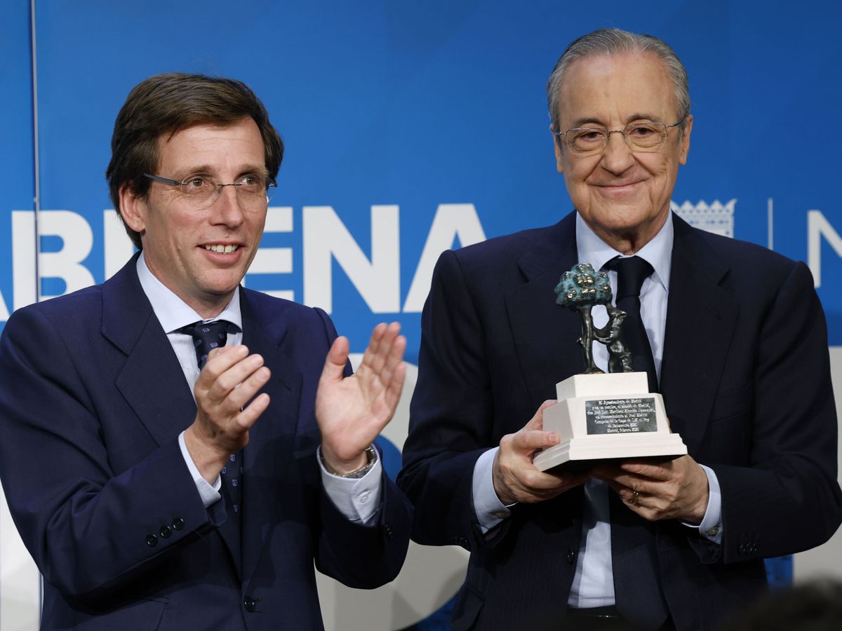 Foto: El alcalde de Madrid, José Luis Martínez-Almeida (i), y el presidente del Real Madrid, Florentino Pérez. (EFE/J.J. Guillén)