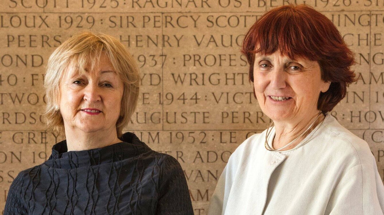 Foto: Yvonne Farrell (izquierda) junto a Shelley McNamara, de  Grafton Architects. (Morley von Sternberg)