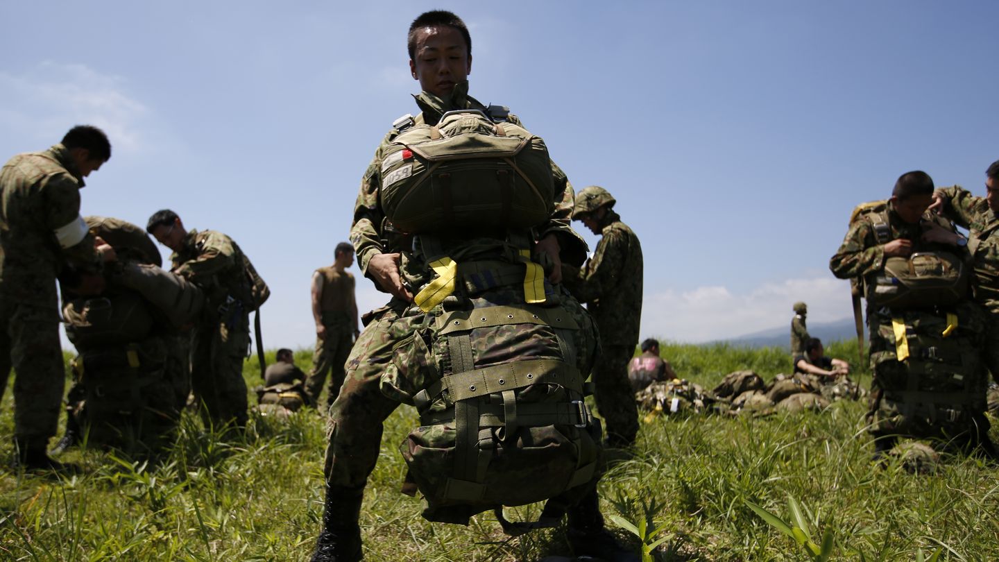 Infantería de las fuerzas de autodefensa entrenan en Higashifuji (Reuters).