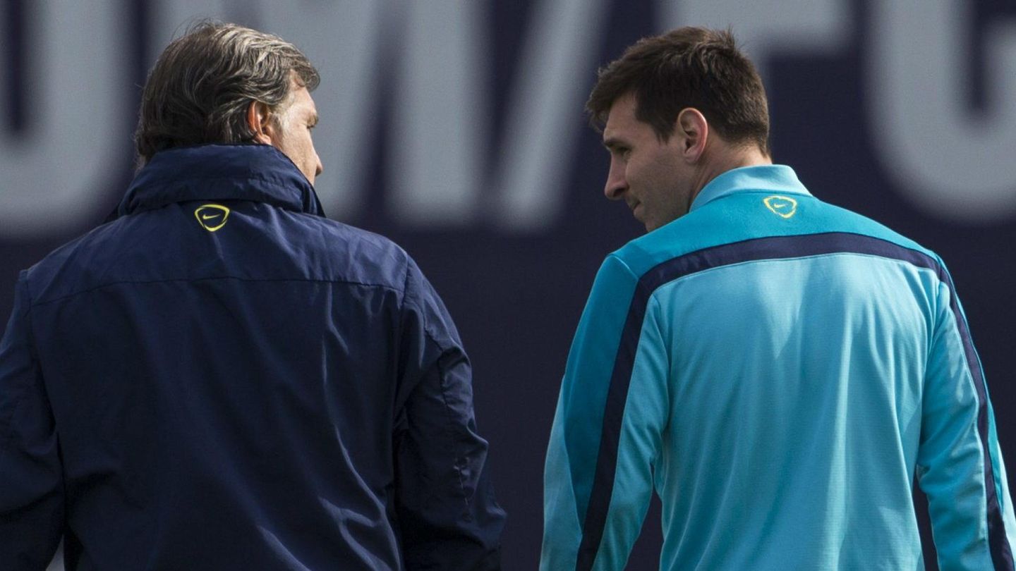 Martino charla con su paisano Messi.