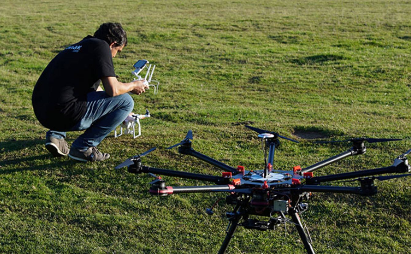 La empresa y escuela vasca Dronak ha hecho de los drones a medida su seña de identidad en el sector.