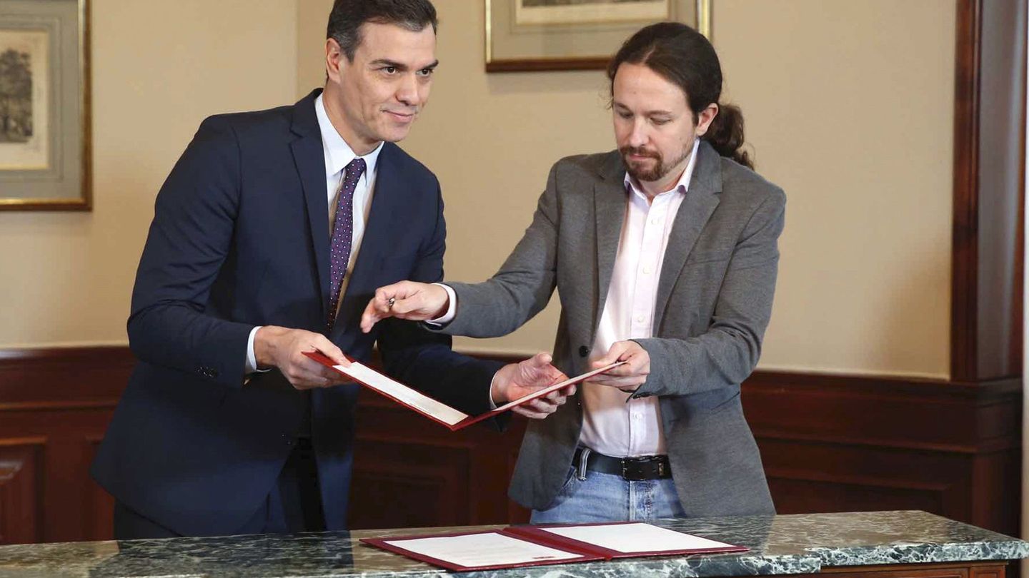 Pedro Sánchez y Pablo Iglesias tras el acuerdo. (EFE)