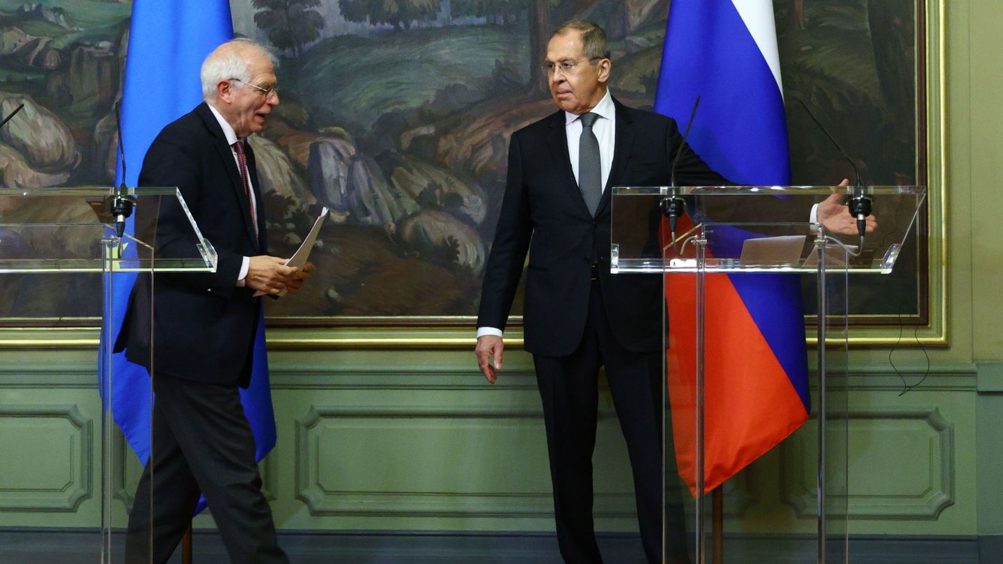 Josep Borrell, junto al ministro de Asuntos Exteriores ruso, la semana pasada en Moscú. (EFE)