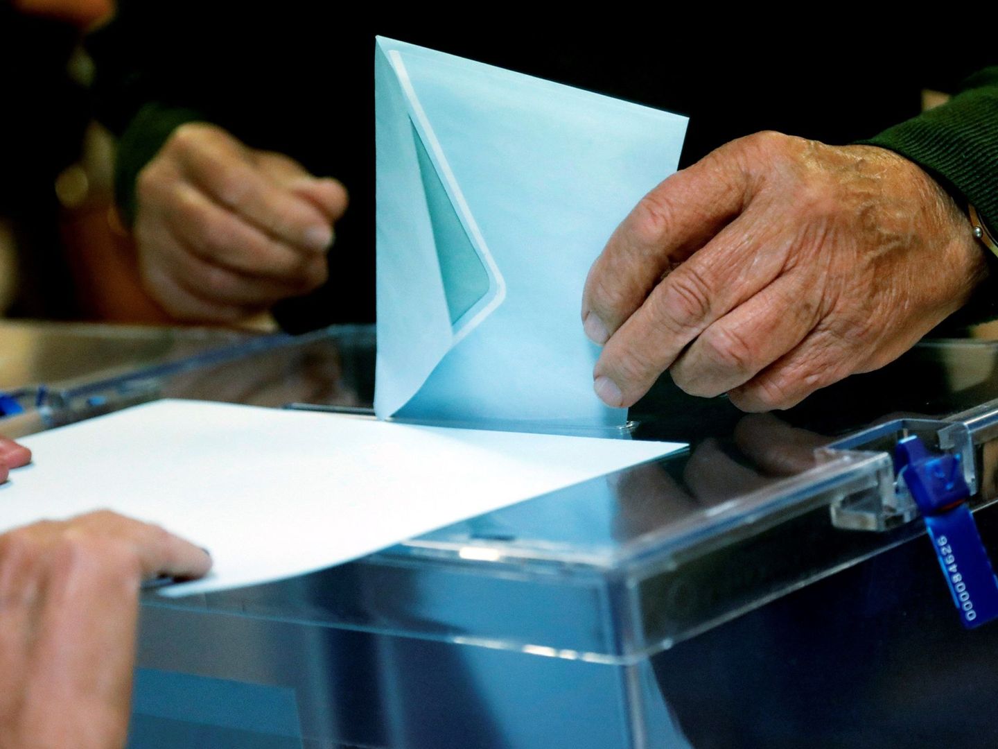El sobre azul es para introducir las papeletas de las elecciones europeas