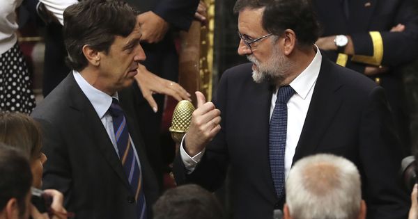 Foto: Rafael Hernando y Mariano Rajoy, durante la moción de censura. (EFE)