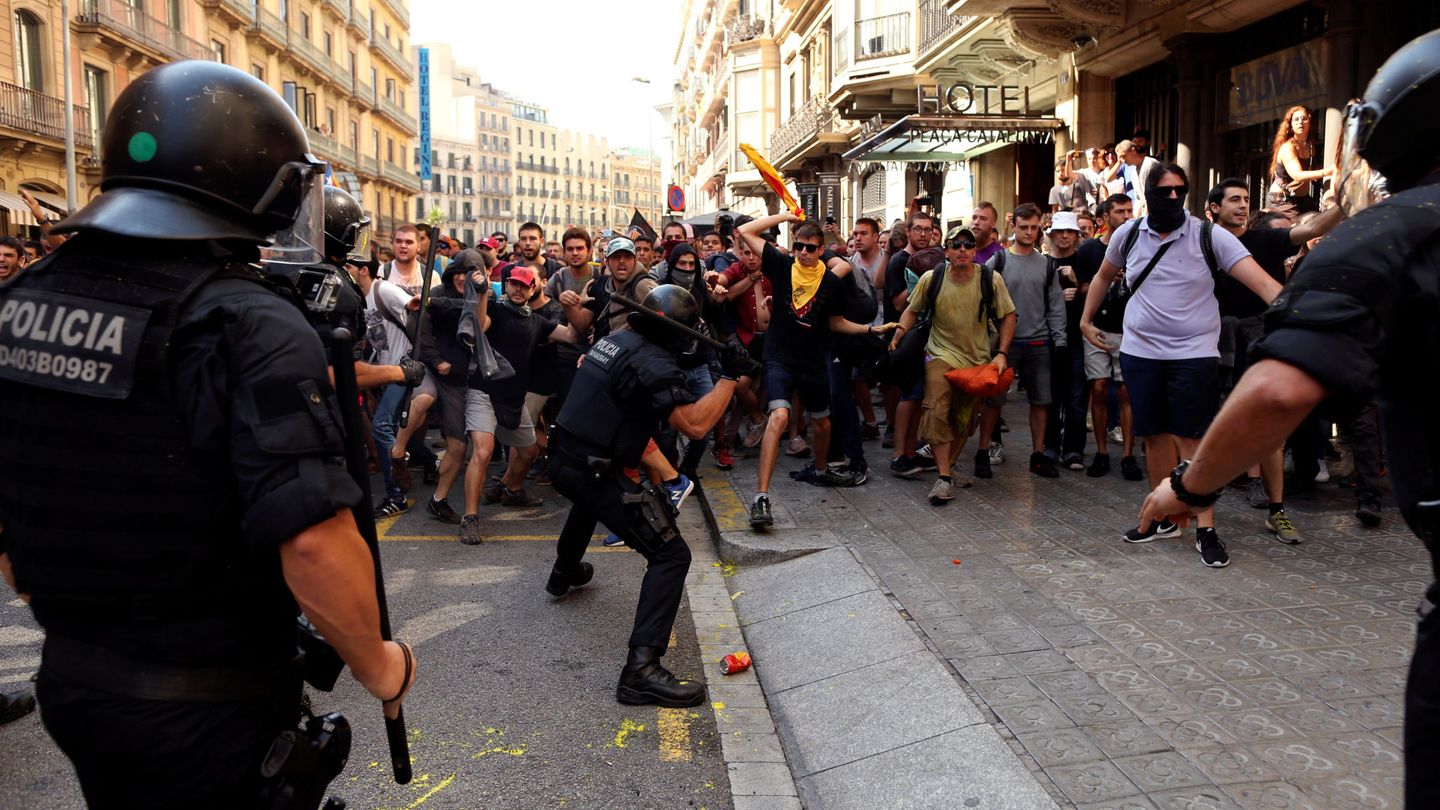 imagen de las actuaciones policiales ayer sábado. (Reuters)