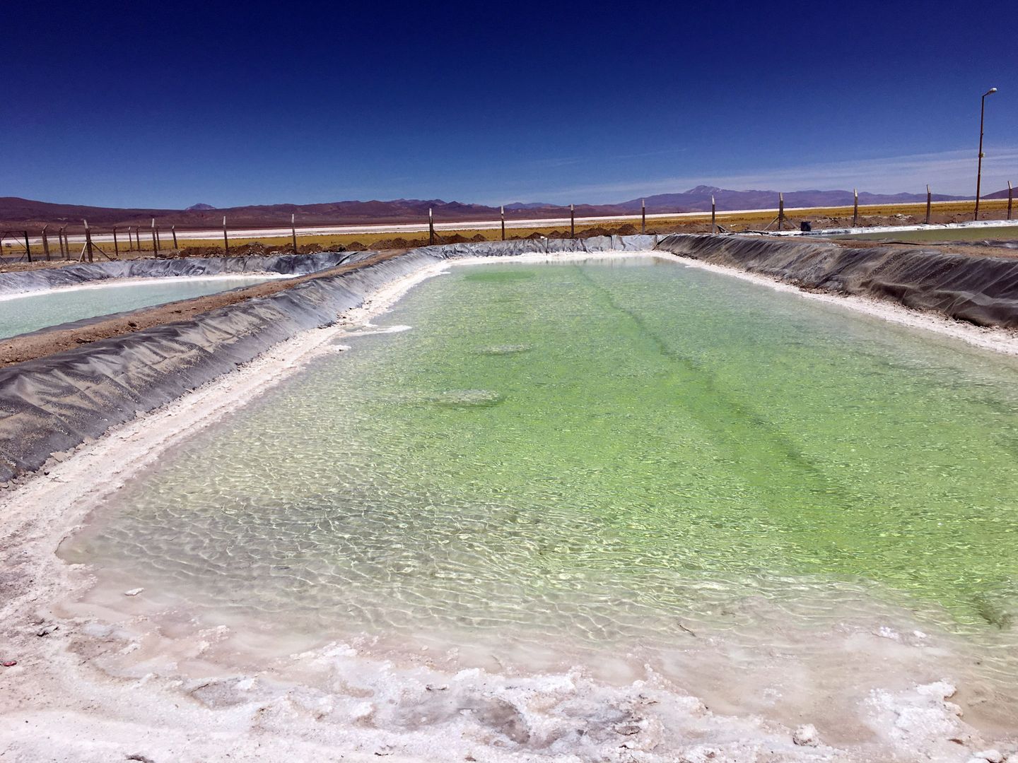 Una de las piscinas para extraer litio en el sur de Argentina. (Reuters)