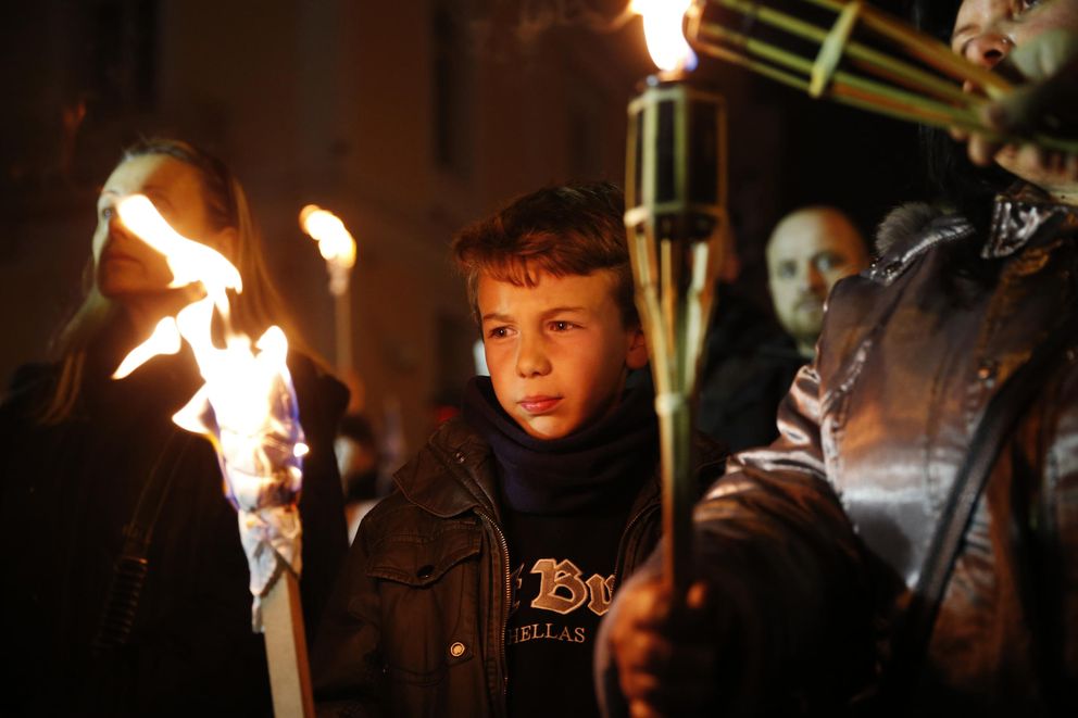 Un niño durante una manifestación de la ultraderecha en Atenas (Ap)