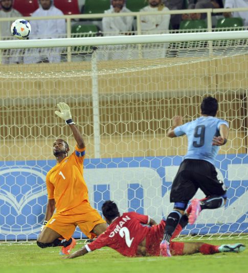 Foto: Luis Suárez hizo un doblete en el amistoso Omán-Uruguay (EFE)