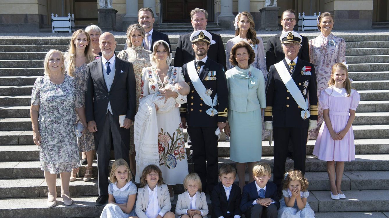 Foto: La familia real sueca en su posado oficial por el bautismo del príncipe Julian. (CP)
