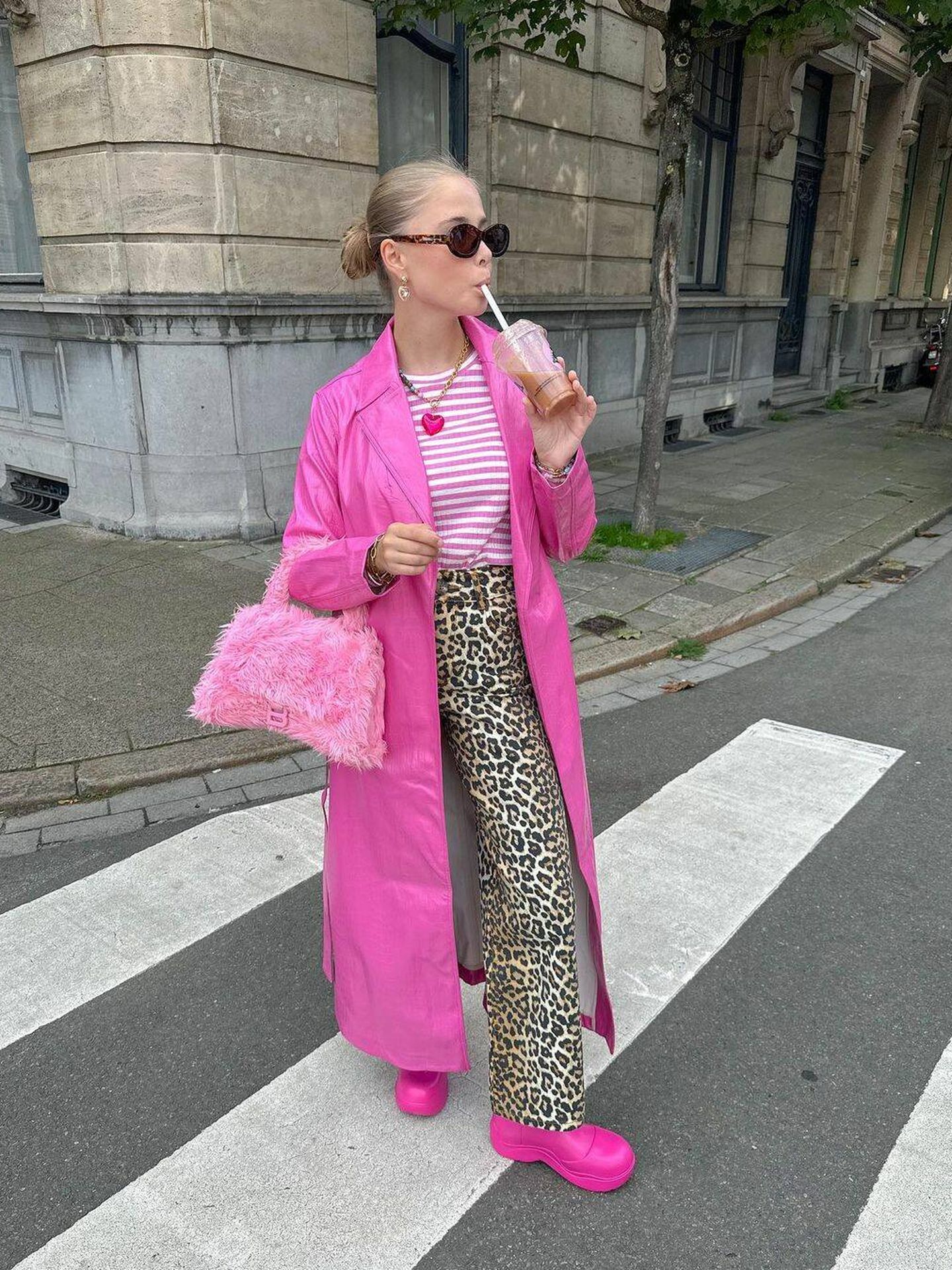 Look en rosa con pantalón de leopardo.   (Instagram/@anais.closet)
