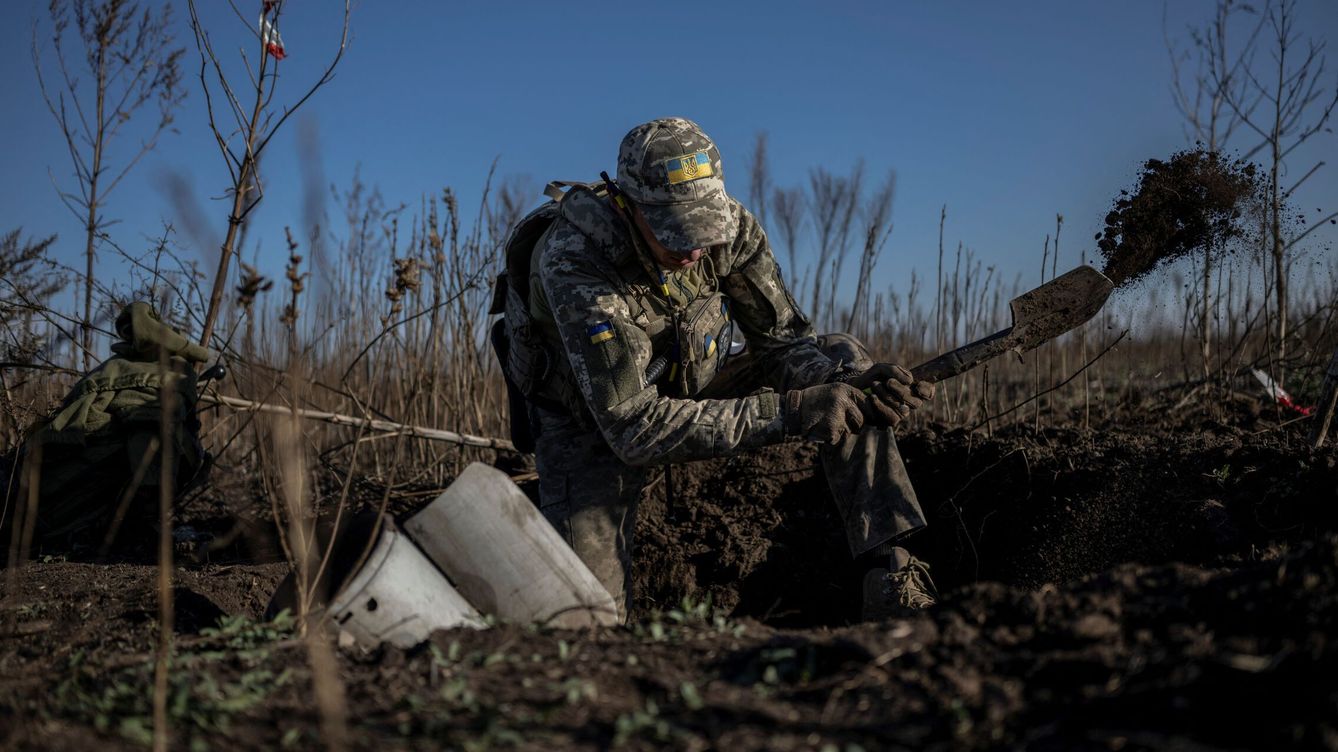 Foto: Un soldado ucraniano en el frente de Jersón. (Reuters/Viacheslav Ratynskyi)