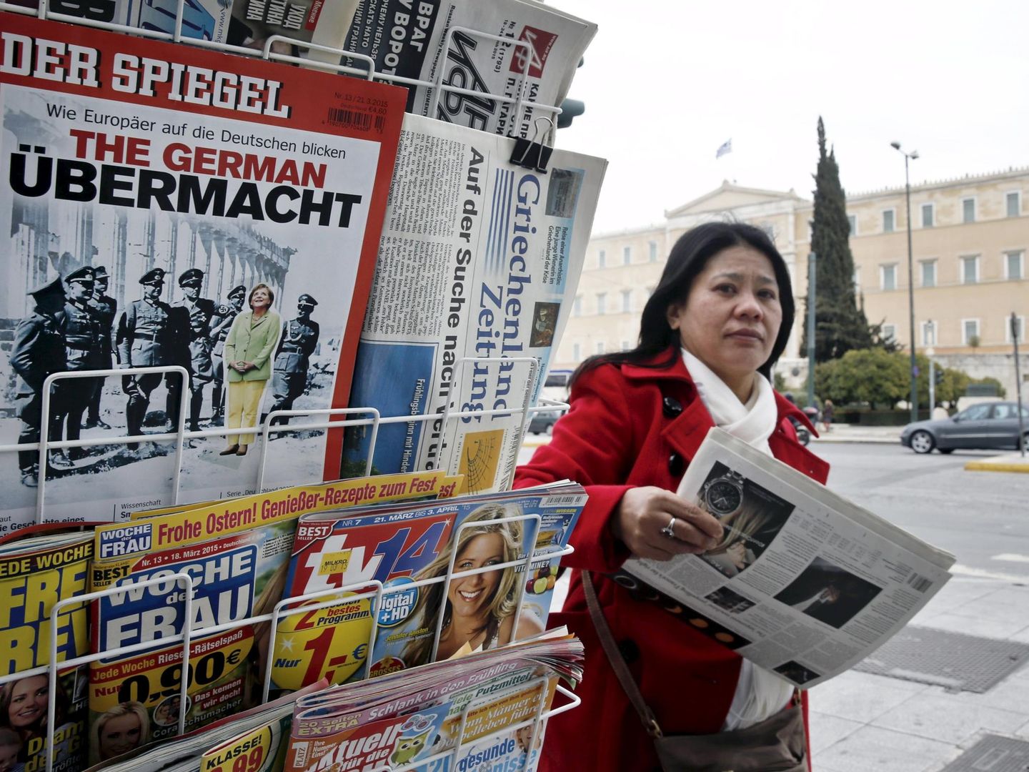 La portada de Der Spiegel en un quiosco de Atenas (Reuters).