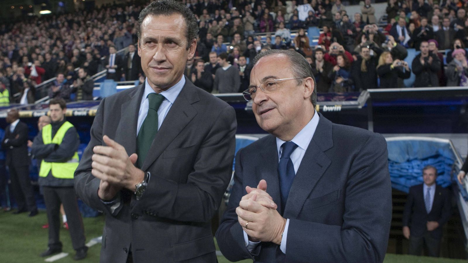 Foto: Jorge Valdano y Florentino Pérez, en el Bernabéu (EFE)
