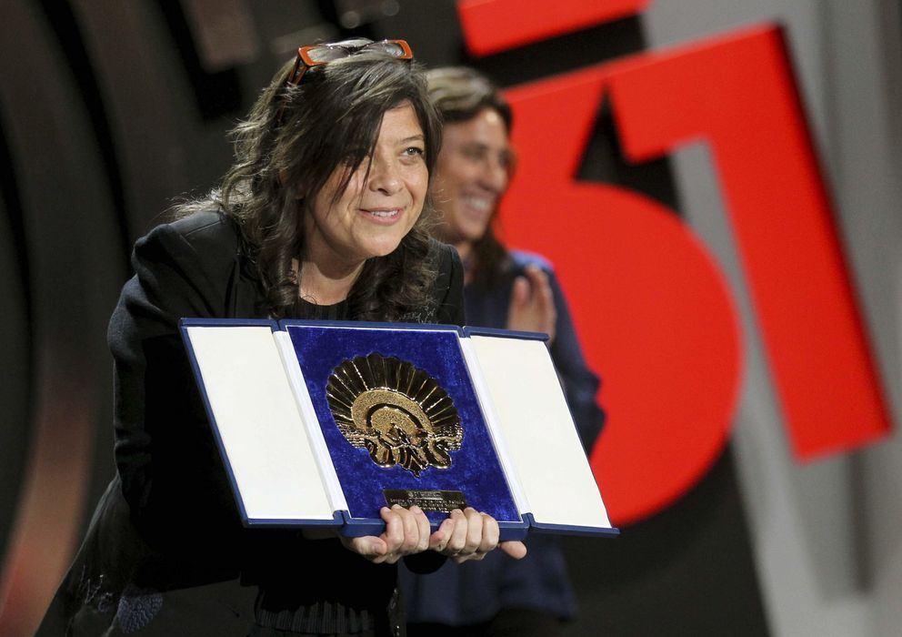 Foto: Mariana Rondón recibe el premio (Efe)