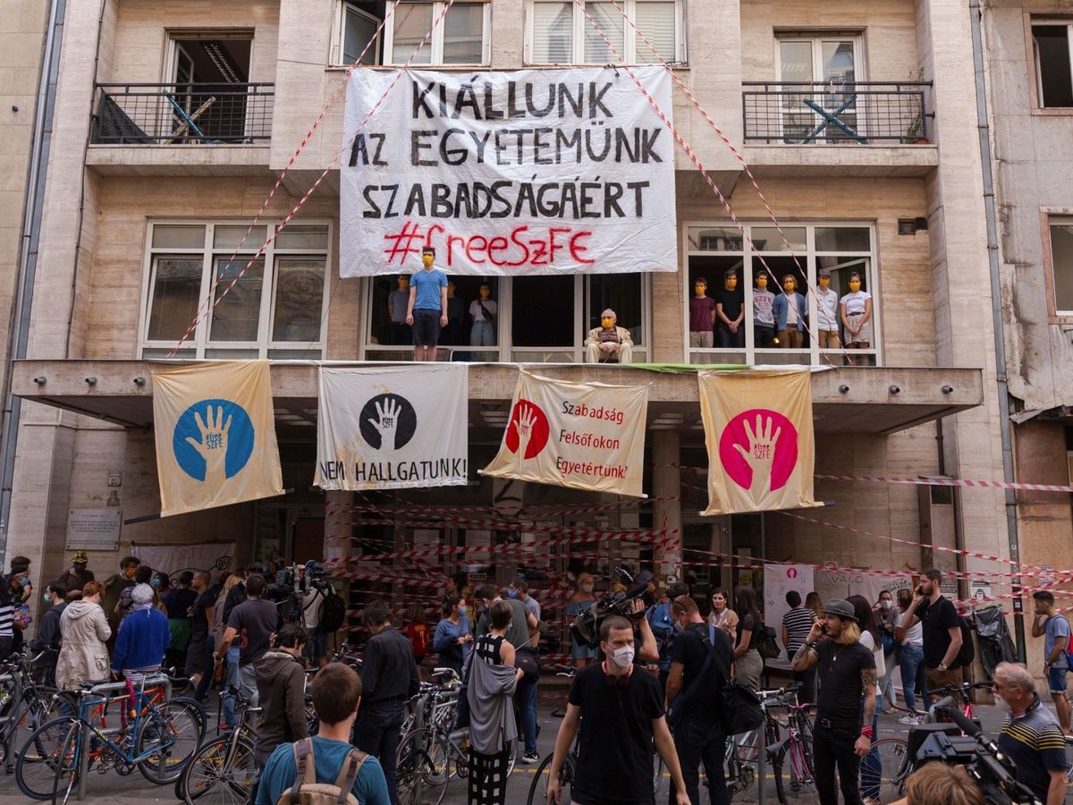 Foto: Protesta en Budapest por la autonomía de la Universidad de Teatro y Cine  en budapest por la autonomía de la universidad de teatro y cine el pasado septiembre (EFE) 