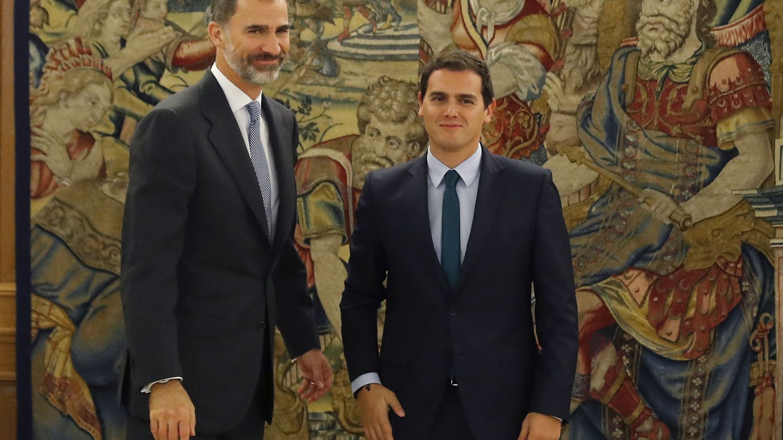 Foto: El rey Felipe recibe al líder de Ciudadanos, Albert Rivera (d), hoy en el Palacio de la Zarzuela, en la segunda jornada de su ronda de contactos para buscar candidato a la investidura. (EFE)
