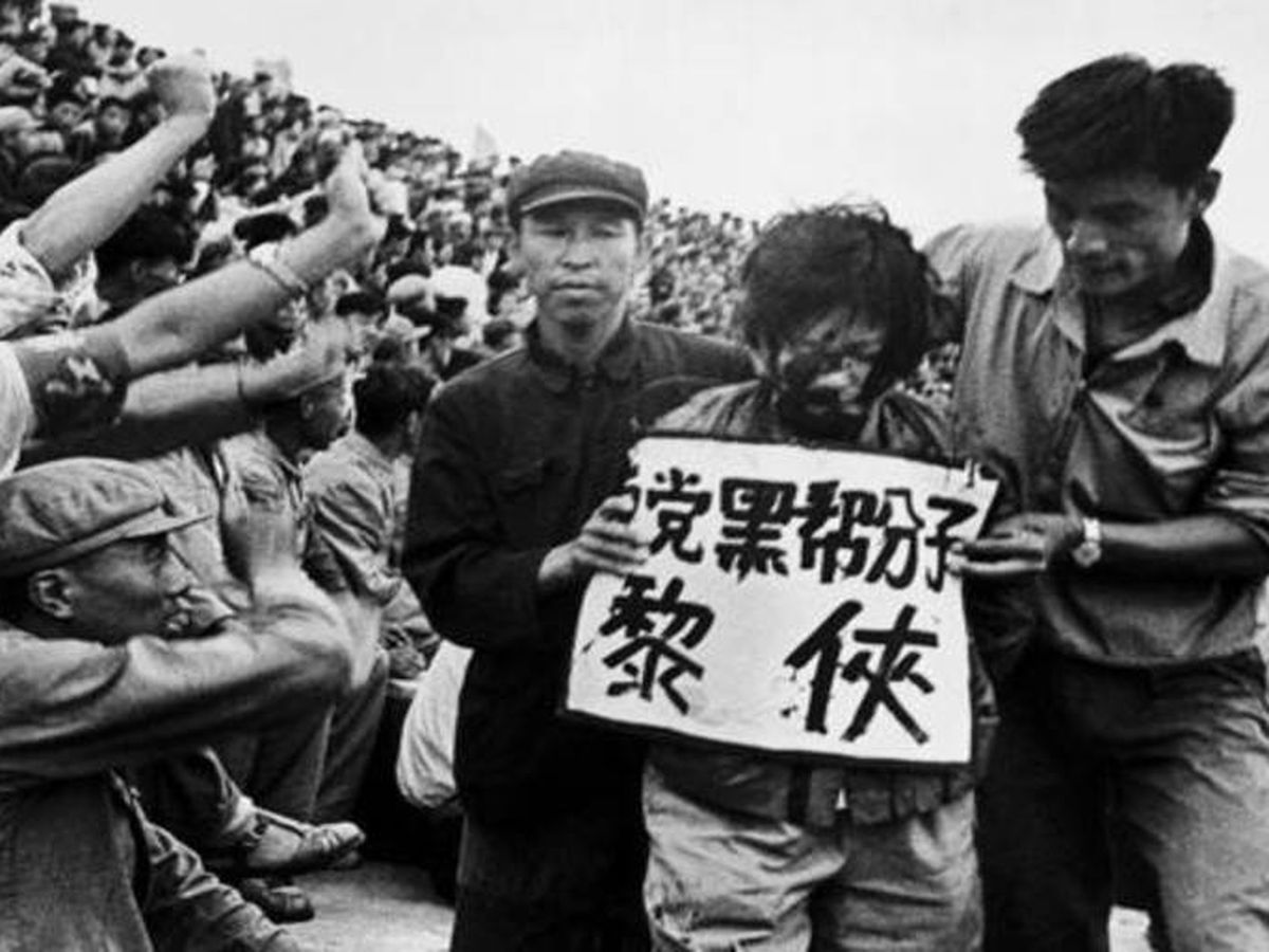 Foto: Escarnio popular en China en los sesenta como parte de la Revolución Cultural.  