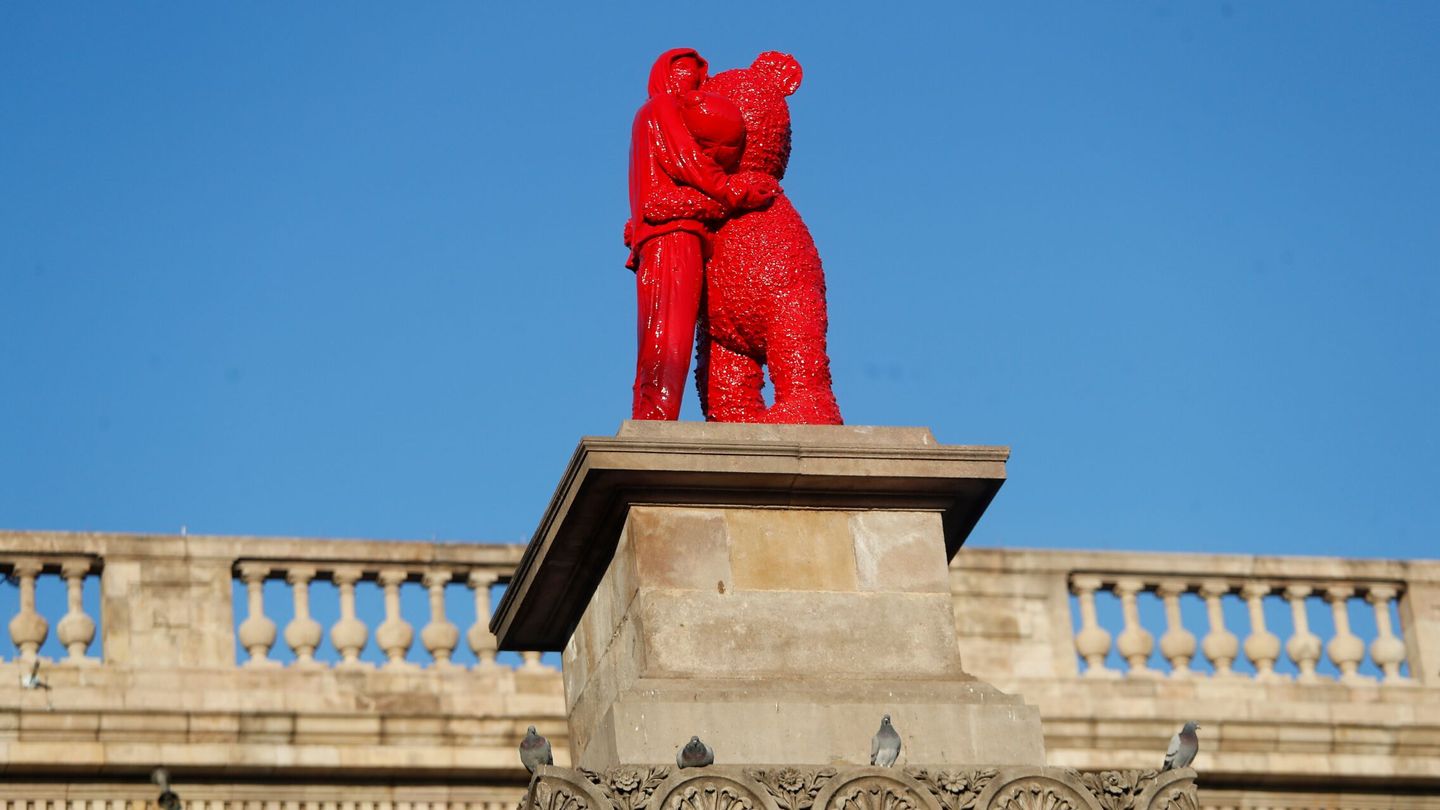 Una estatua de un oso de peluche y un joven abrazados, de color rojo intenso, 'okupa' la peana donde antes se alzaba la escultura del esclavista Antonio López. (EFE/Marta Pérez)