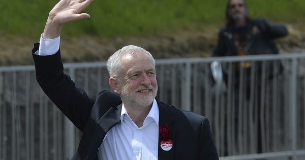 Foto: El líder del partido laborista británico, Jeremy Corbyn, saluda a los asistentes a su discurso durante un acto electoral en Colwyn Bay, Gales. (EFE)