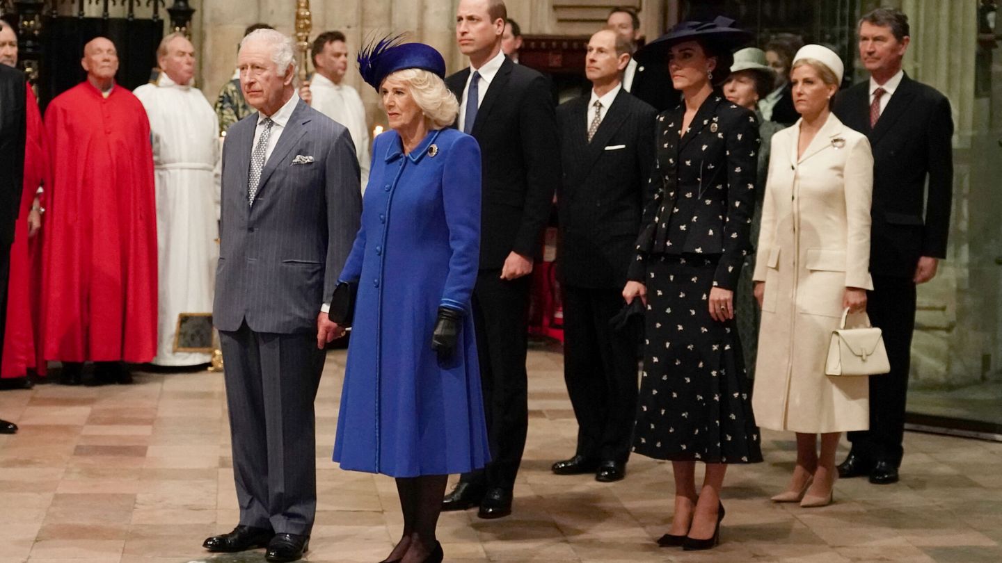 Los reyes, los príncipes de Gales, los duques de Edimburgo, la princesa Ana y sir Tim Laurence. (Reuters/Jordan Pettitt)
