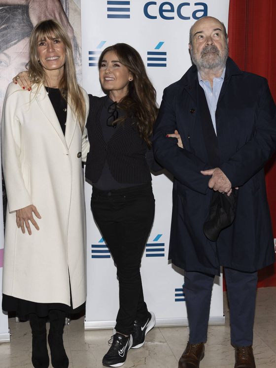 Begoña Gómez posa con Blanca Marsillach y Antonio Resines en el acto de presentación de 'Las cosas fáciles'. (Gtres)