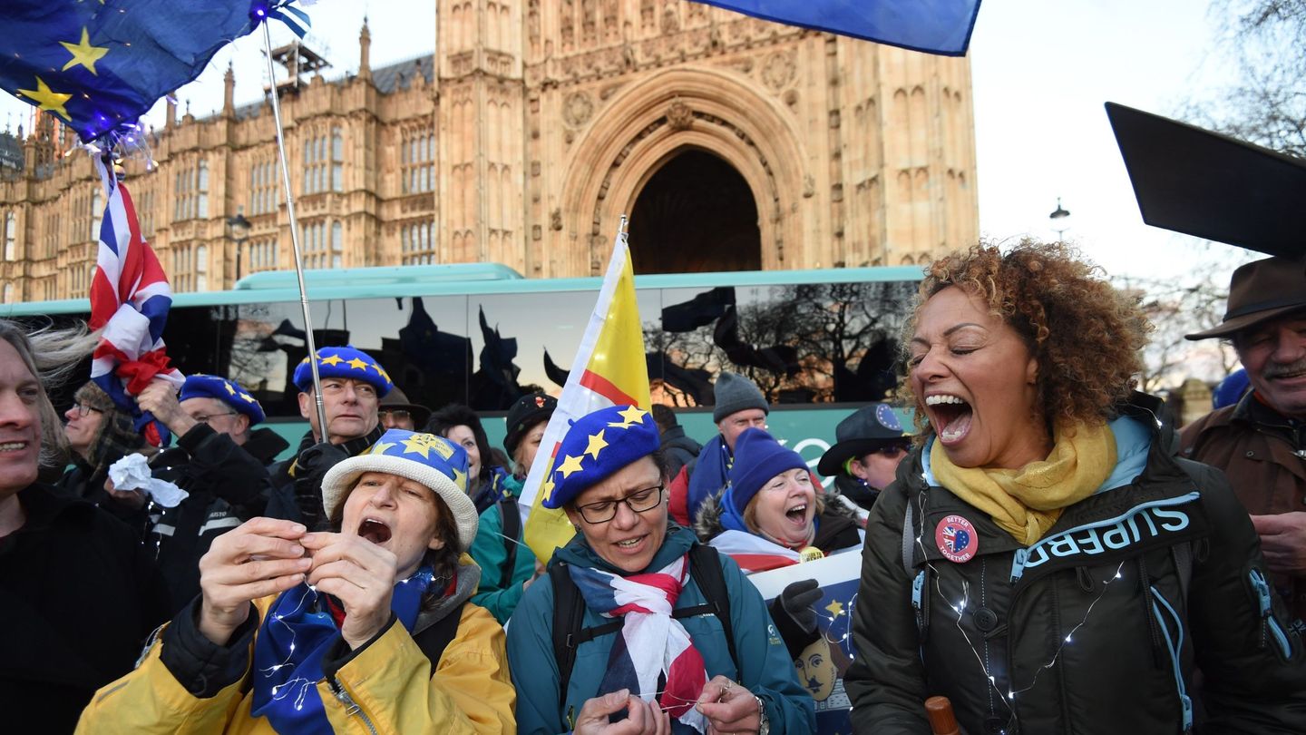 Activistas en contra del Brexit asisten a una marcha en Londres (Reino Unido). (EFE)