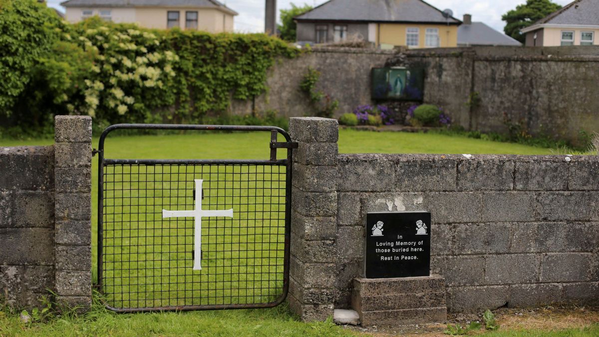 Hallan un "gran número" de niños enterrados en una fosa de un convento irlandés