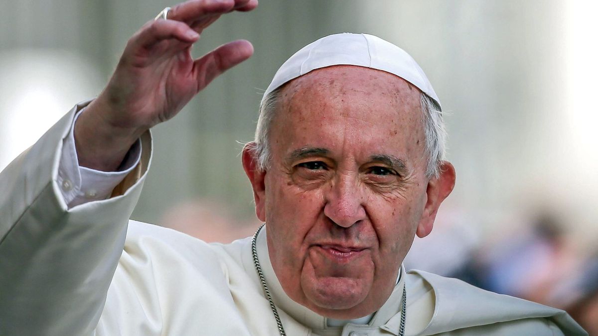El Papa saluda y abraza calurosamente a 50 exprostitutas y transexuales en El Vaticano