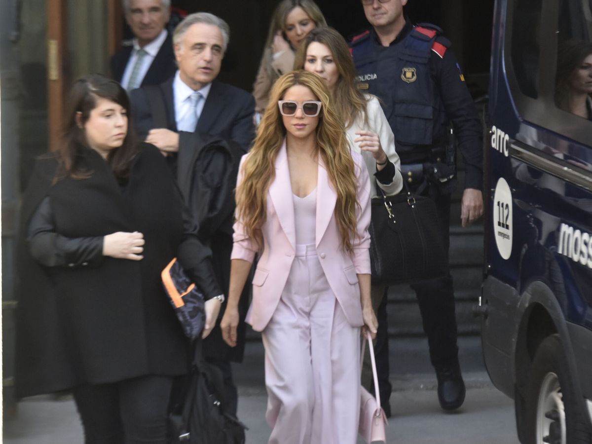 Foto: Shakira junto a sus abogados en una imagen de archivo. (Europa Press/David Oller)