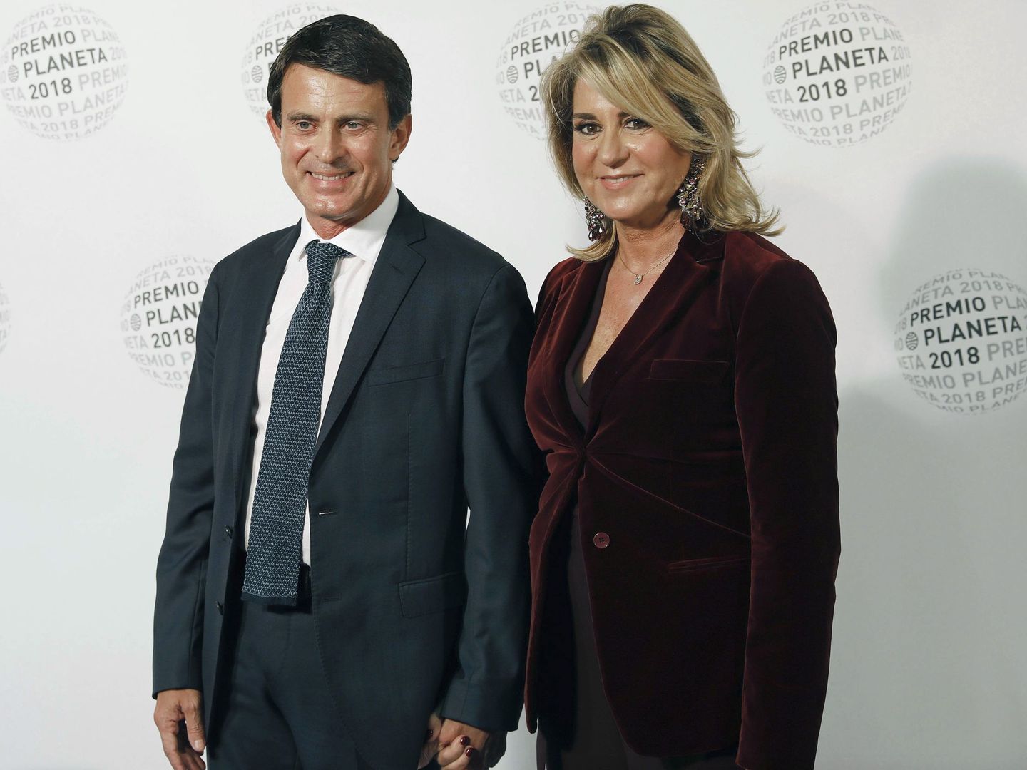 Manuel Valls y su pareja, Susana Gallardo, en la fiesta del Premio Planeta. (EFE) 