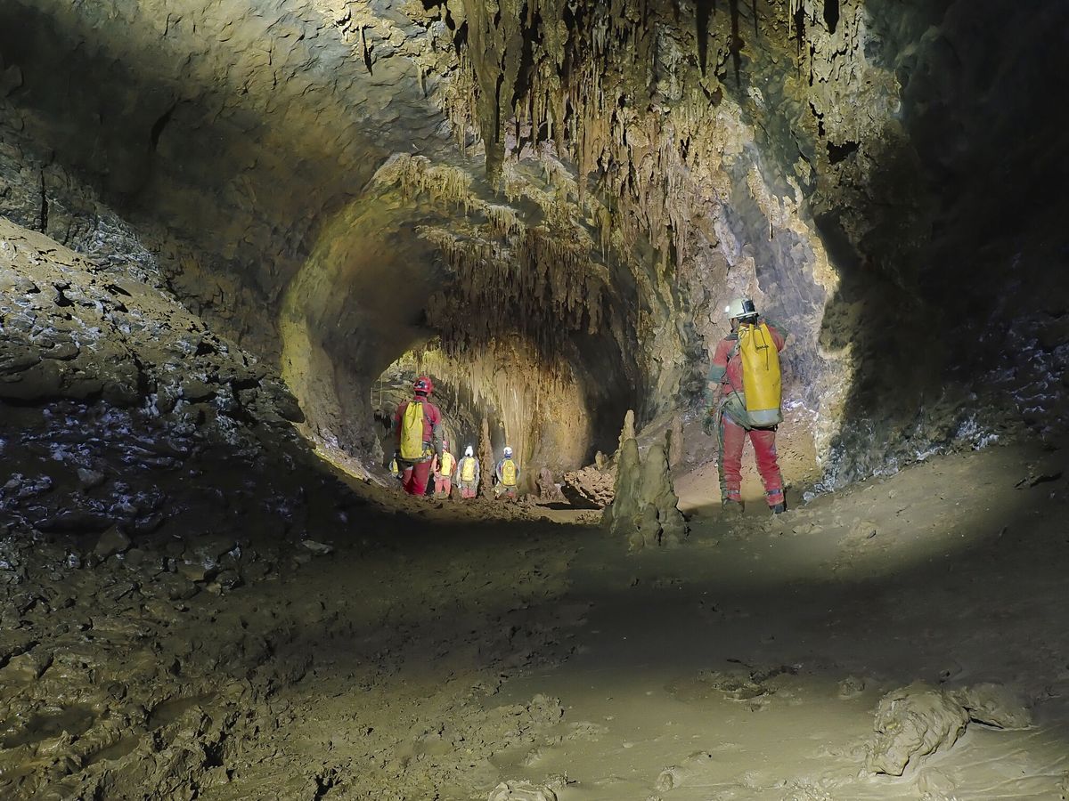 Foto: Un grupo de espeleólogos en una cueva en Cantabria. (EFE/SECJA Espeleología)