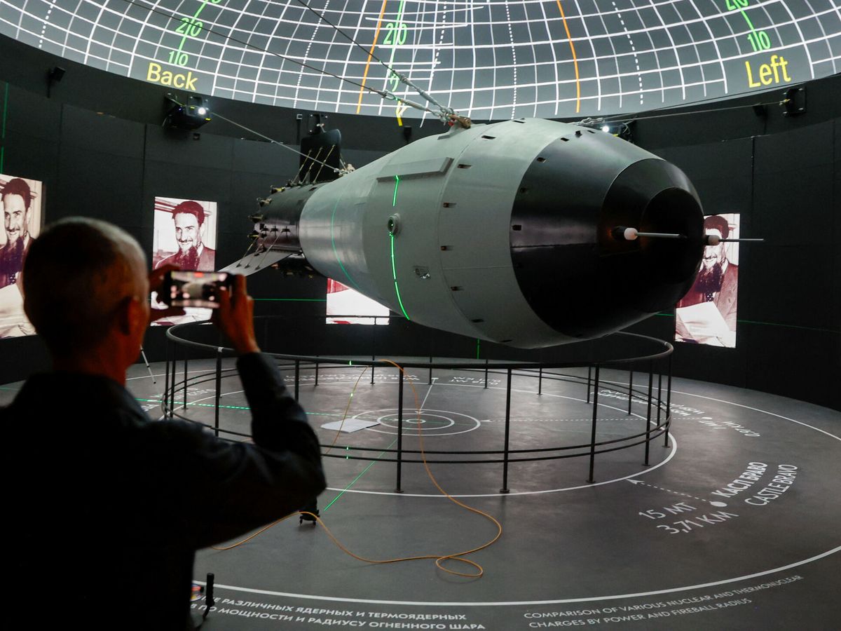 Foto: Una maqueta de la bomba termonuclear soviética Tsar Bomba se expone en el Museo de la Energía Nuclear Atom. (Reuters/Archivo/Yulia Morozova)