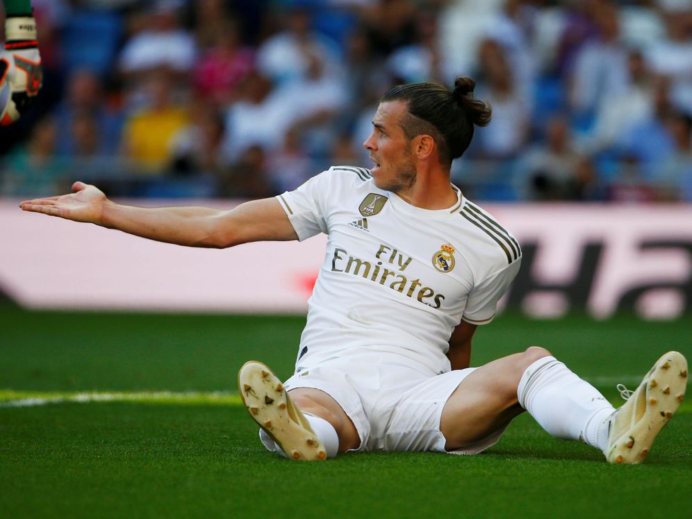 Foto: Gareth Bale, sentado en el césped, protesta durante un partido del Real Madrid en el Bernabéu. (Efe)