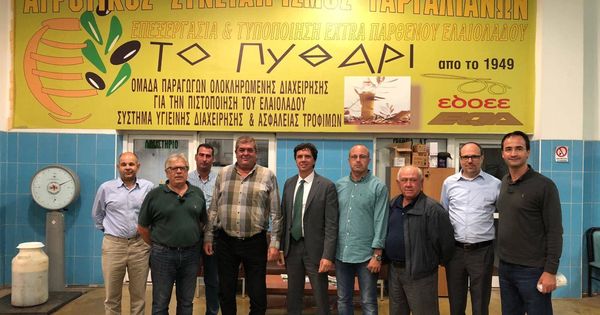 Foto: Pierluigi Tosato, en el centro, con miembros de la cooperativa Gargalianoi. (Deoleo)
