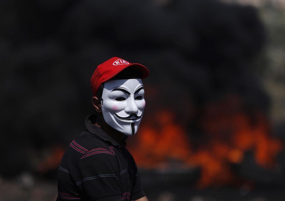 Foto: Un manifestante con la máscara de Guy Fawkes, popularizada por el cómic 'V de Vendetta' (REUTERS)